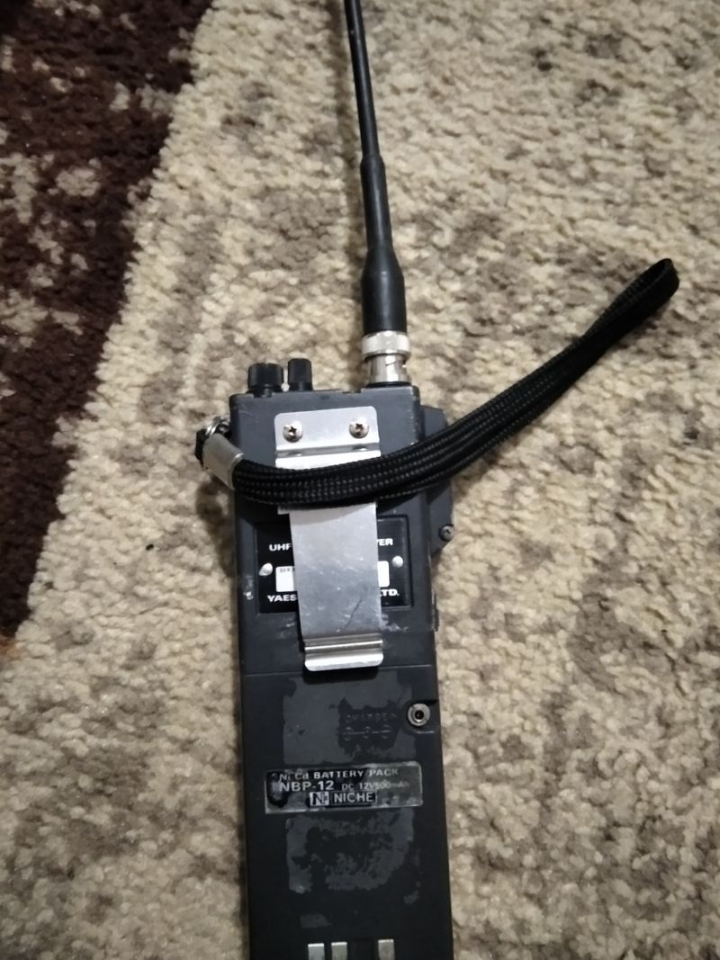 walkie talkie Yaesu FTH-7010 con cargador de segunda mano por 55 EUR en León en