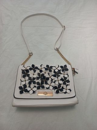 Bolso blanco con flores y cadena dorada