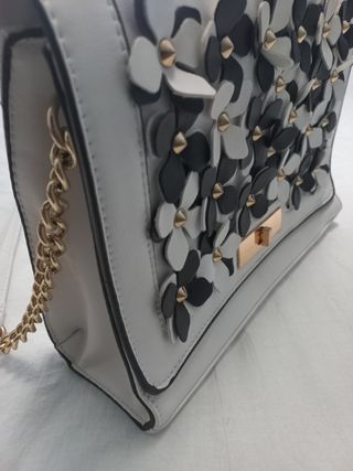 Bolso blanco con flores y cadena dorada