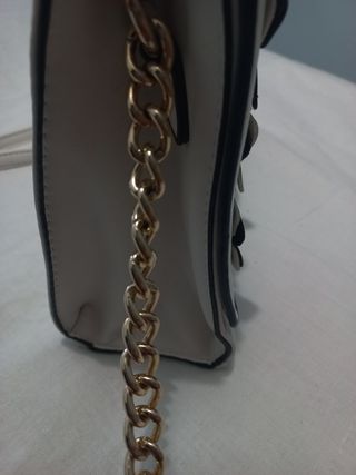 Bolso blanco con flores y cadena dorada