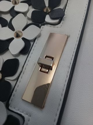 Bolso blanco con flores y cadena dorada