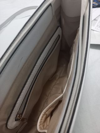 Bolso blanco con flores y cadena dorada