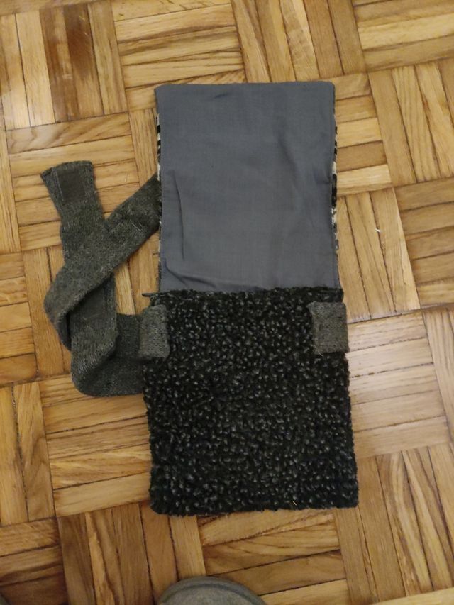 Riñonera de lana en tonos grises