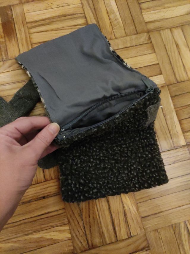 Riñonera de lana en tonos grises