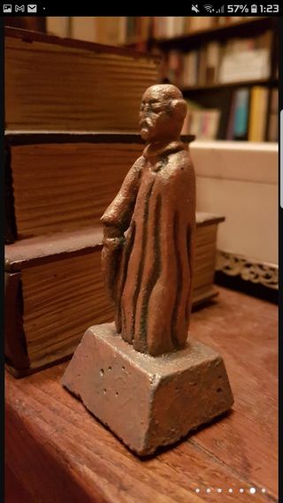 2 Figuras de piedra arenisca. Muy frágiles.