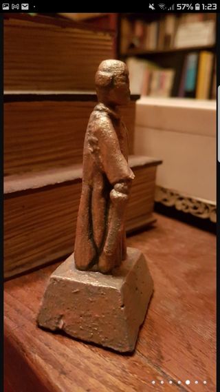 2 Figuras de piedra arenisca. Muy frágiles.