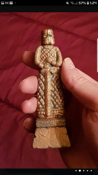 2 Figuras de piedra arenisca. Muy frágiles.