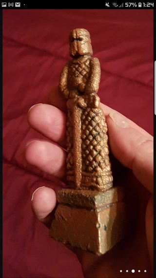 2 Figuras de piedra arenisca. Muy frágiles.