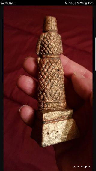 2 Figuras de piedra arenisca. Muy frágiles.