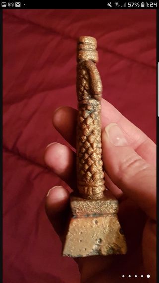 2 Figuras de piedra arenisca. Muy frágiles.