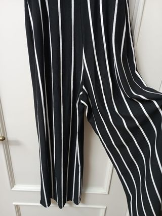 Buzo negro con rayas blancas de tirantes