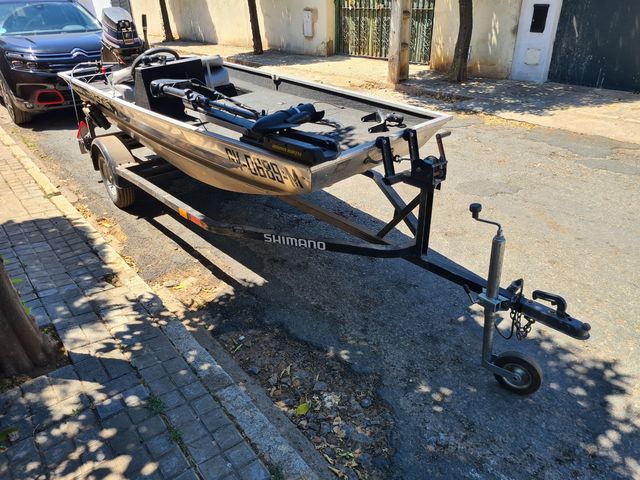 Barca de pesca bass boat