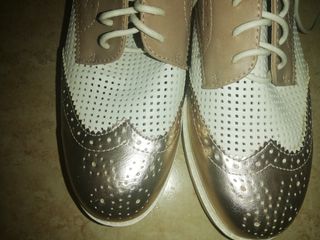 zapatos cordones blanco marrón y rosa