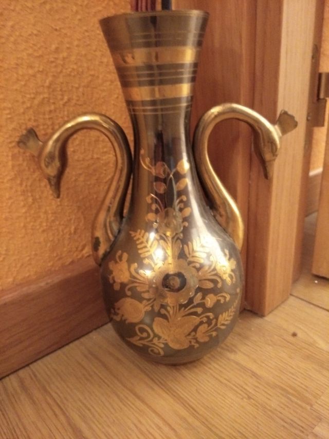 Jarron , florero metal dorado