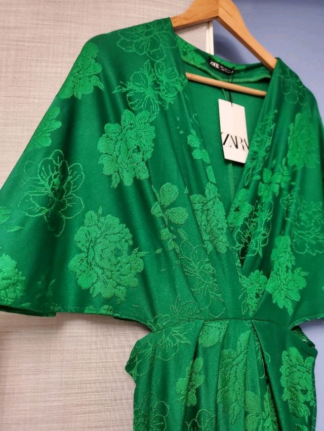 Vestido satinado cutoff en verde esmeralda.