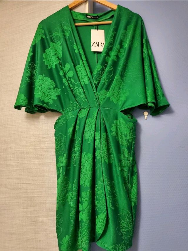 Vestido satinado cutoff en verde esmeralda.