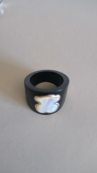 Anillo Tous esmaltado en negro y nacar