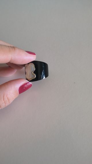 Anillo Tous esmaltado en negro y nacar