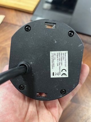 Toma de corriente + usb empotrada en mesa