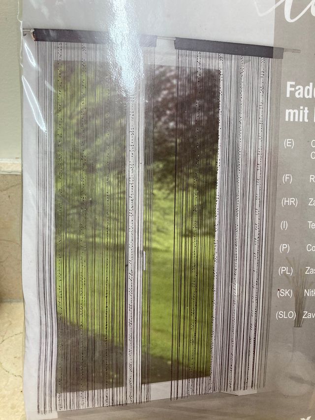 Cortina de hilos con lentejuelas negro.