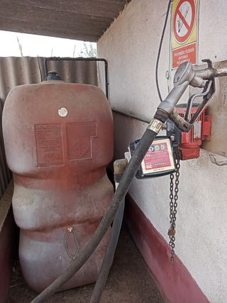 Bomba de gasoil con manguer y depósito
