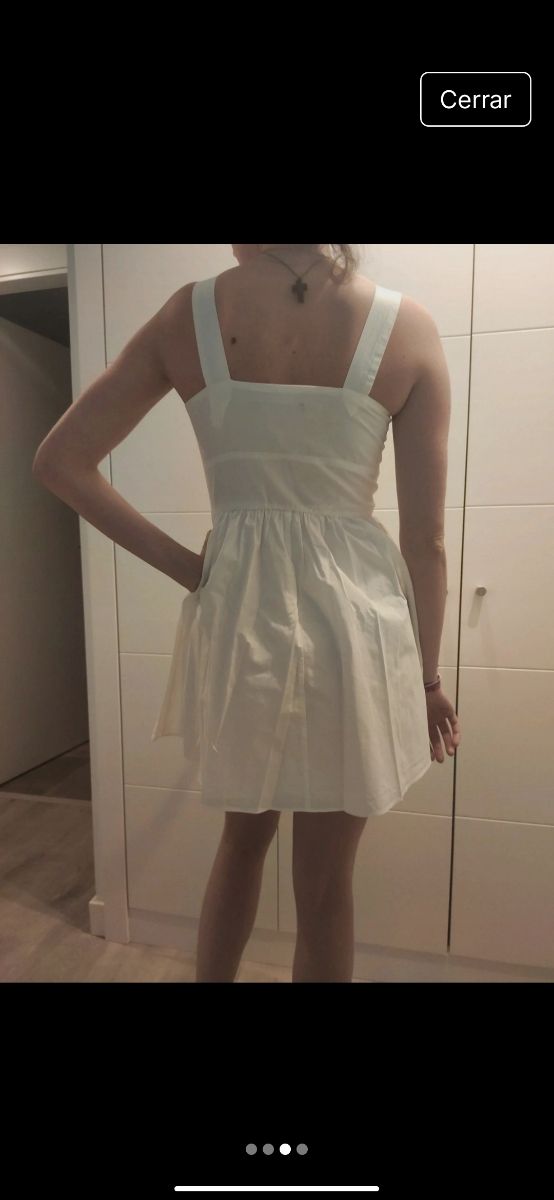 Vestido blanco de Zara, con blsillo laterales.