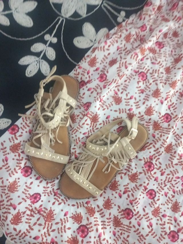 vestido y sandalias sin estrenar