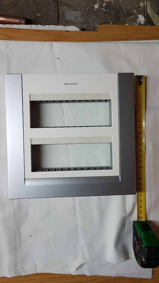 Placa embellecedora Niessen.