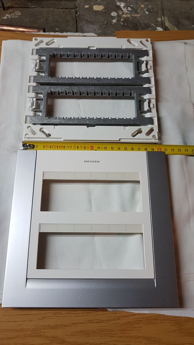 Placa embellecedora Niessen.