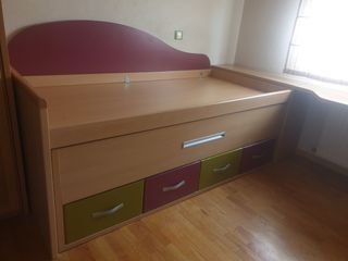 Habitación infantil con 2 camas + estanterías