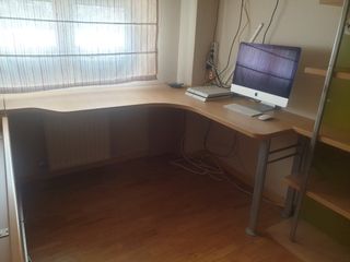 Habitación infantil con 2 camas + estanterías