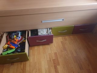 Habitación infantil con 2 camas + estanterías