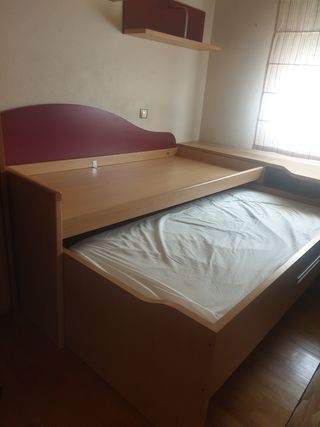 Habitación infantil con 2 camas + estanterías