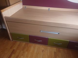 Habitación infantil con 2 camas + estanterías