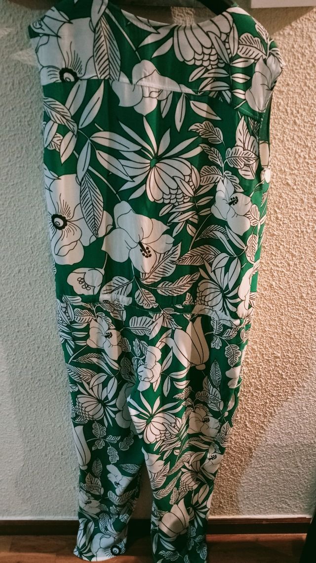 Bonito mono con una cremallera en el escote.