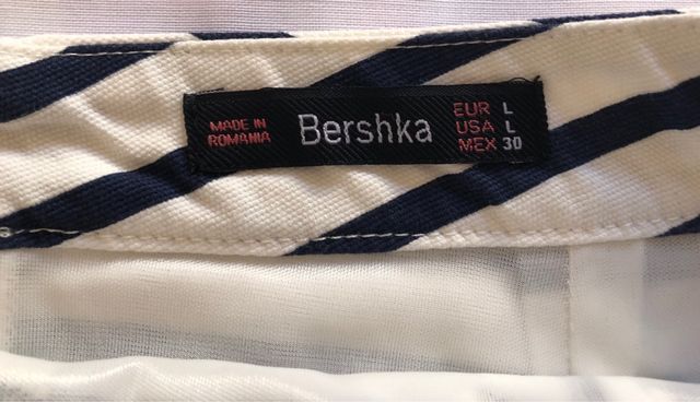 Falda blanca con rayas azul marino