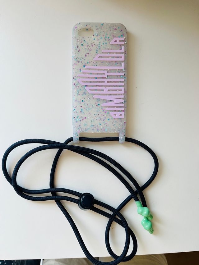 Funda con colgante de Bimba y Lola