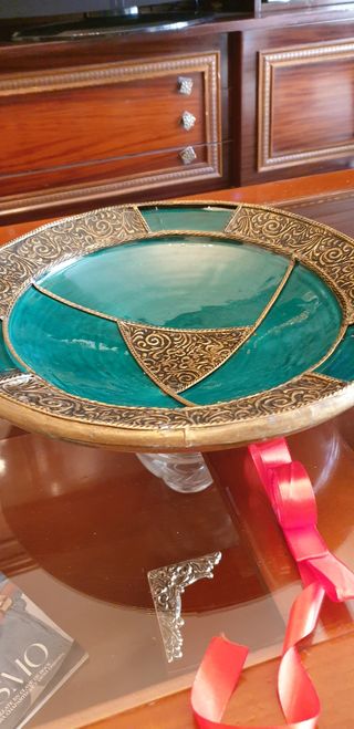 CENTRO  DE MESA  BRONCE LATON  ESMALTE.