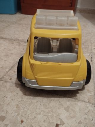 Coche grande amarillo