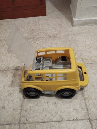 Coche grande amarillo