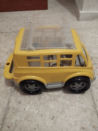 Coche grande amarillo