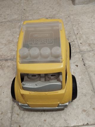 Coche grande amarillo