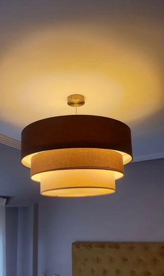 Lampara de techo grande. Tres tonos de marron.