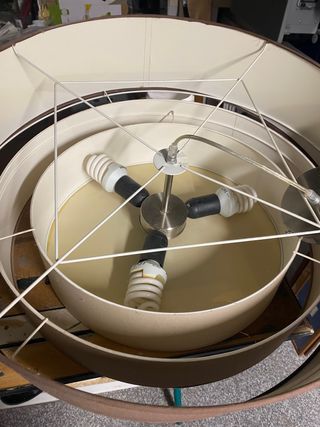 Lampara de techo grande. Tres tonos de marron.