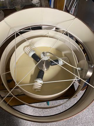 Lampara de techo grande. Tres tonos de marron.