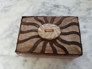 Caja de hierro y madera