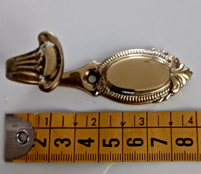 Pequeñas perchas de metal dorado para clavar.