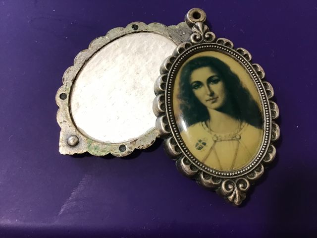 Doble escapulario años 80.Se abre.