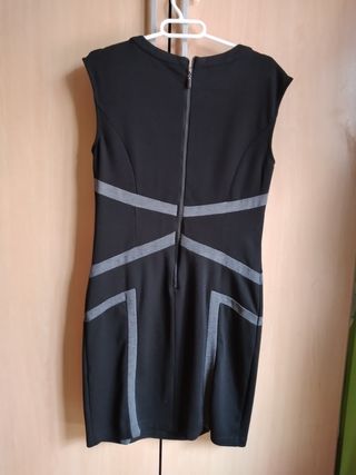 Vestido negro entallado