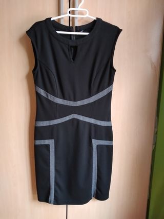 Vestido negro entallado